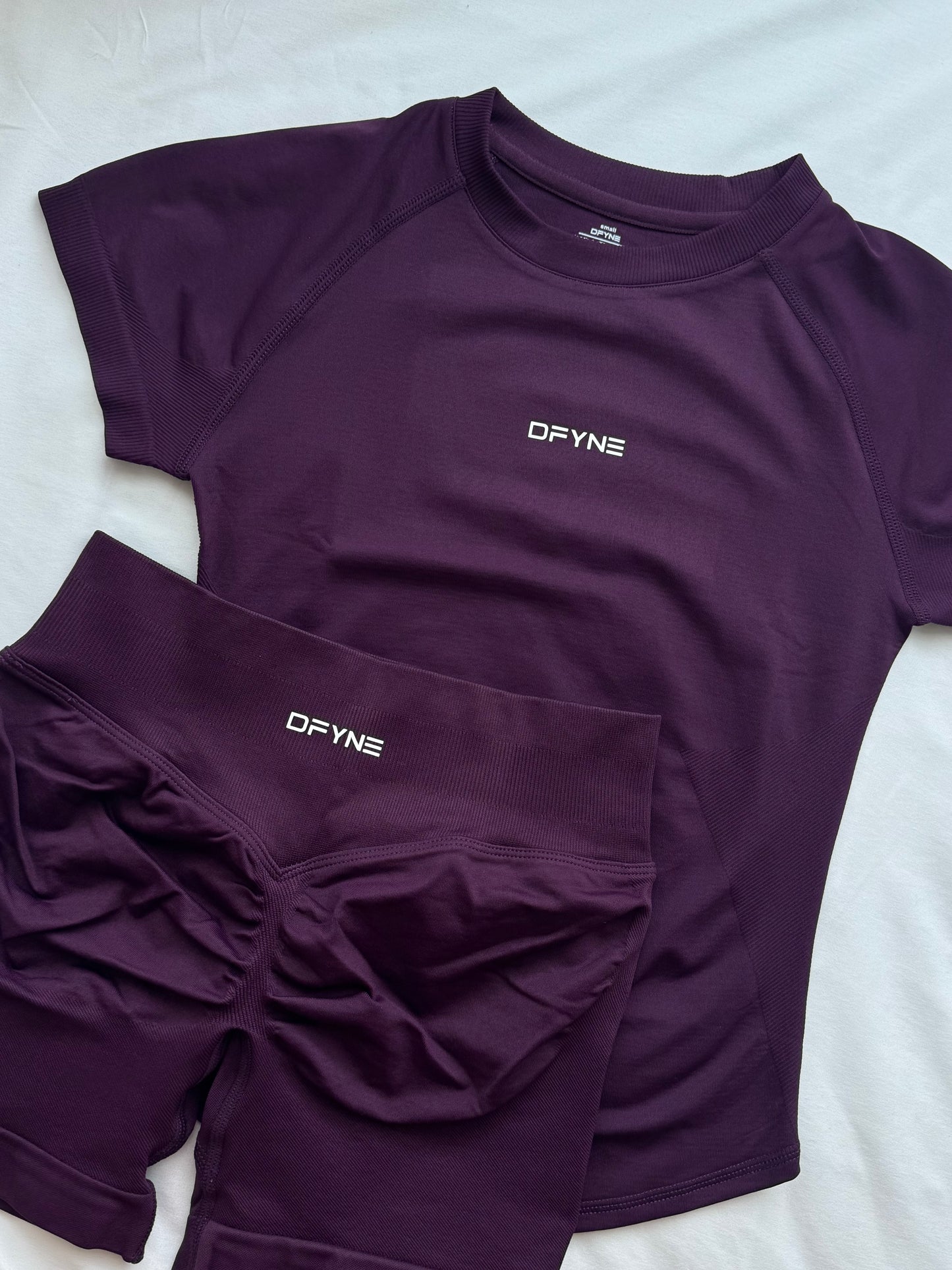 Conjunto camisa de manga corta compresora y short DFYNE