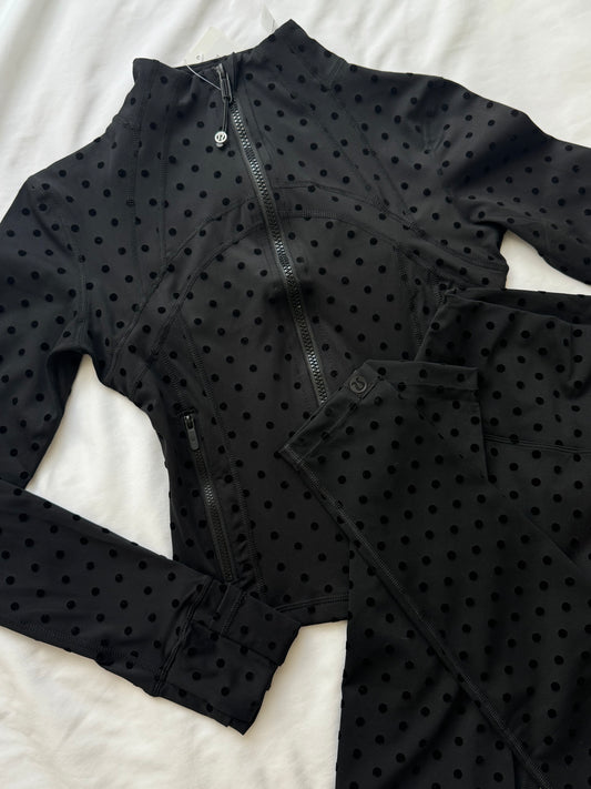 Conjunto 3 piezas define jacket, top y legging lululemon negro puntos polka