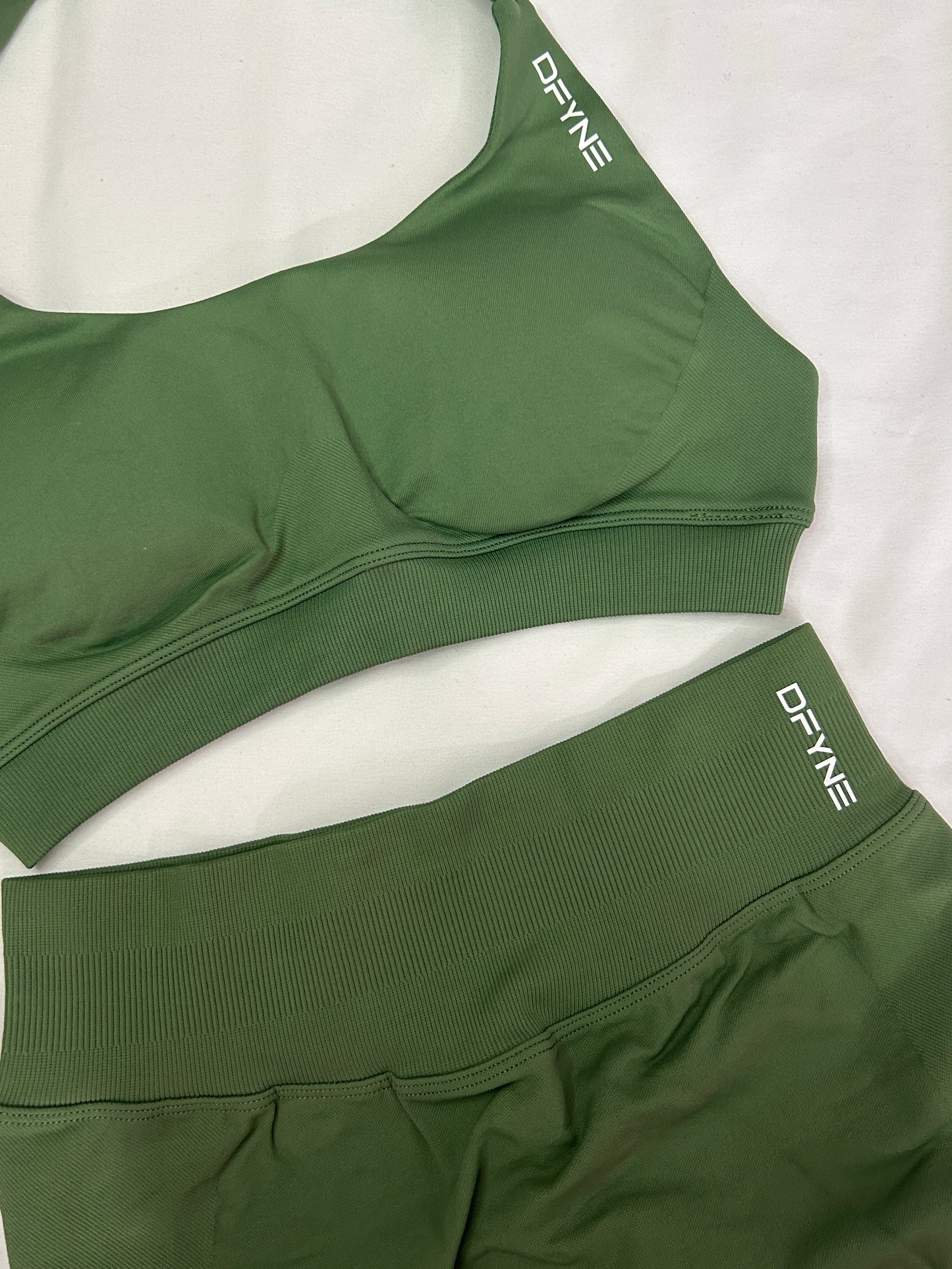 Conjunto Dfyne Top corto halter y short IMPACT