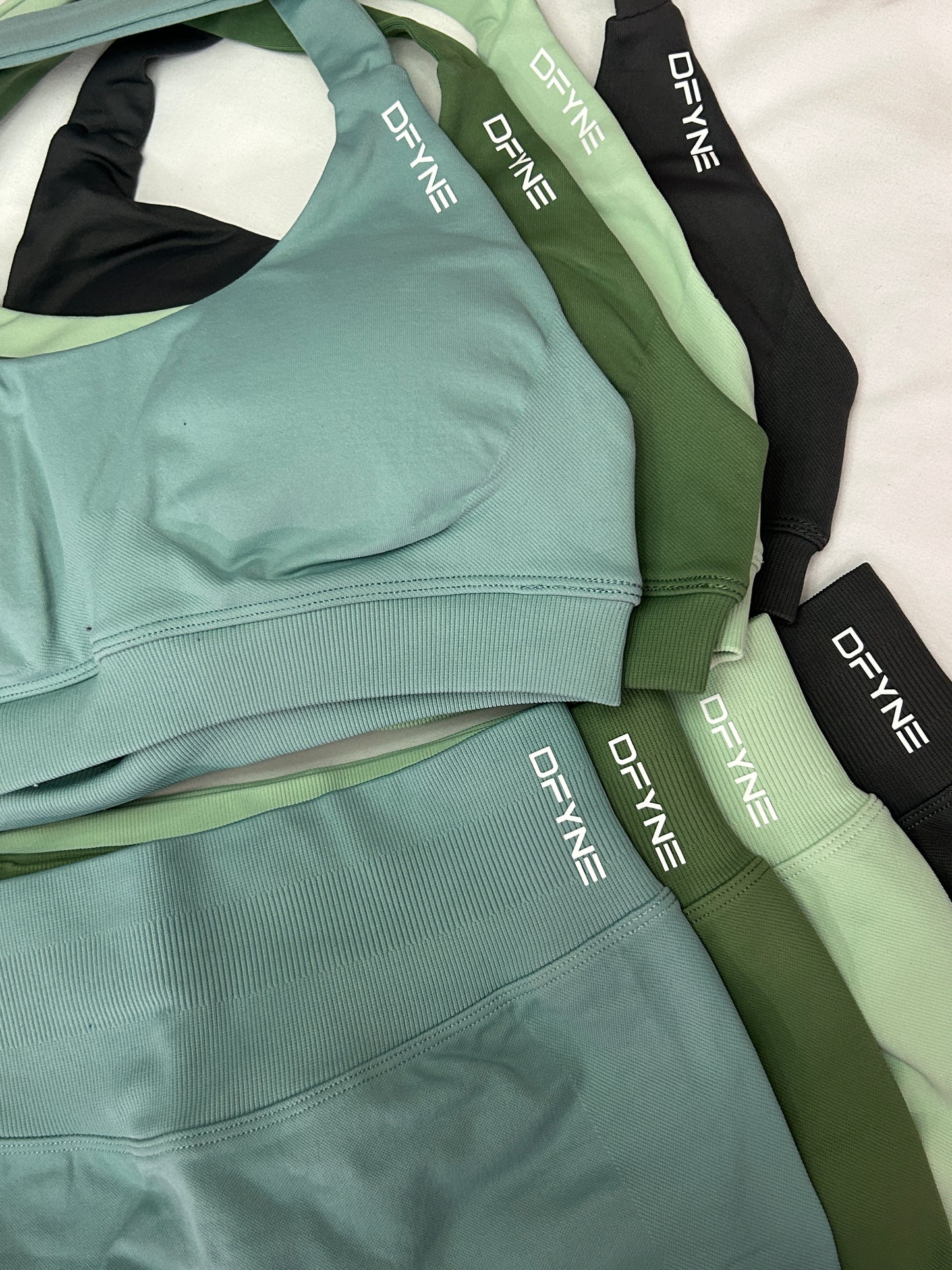 Conjunto Dfyne Top corto halter y short IMPACT