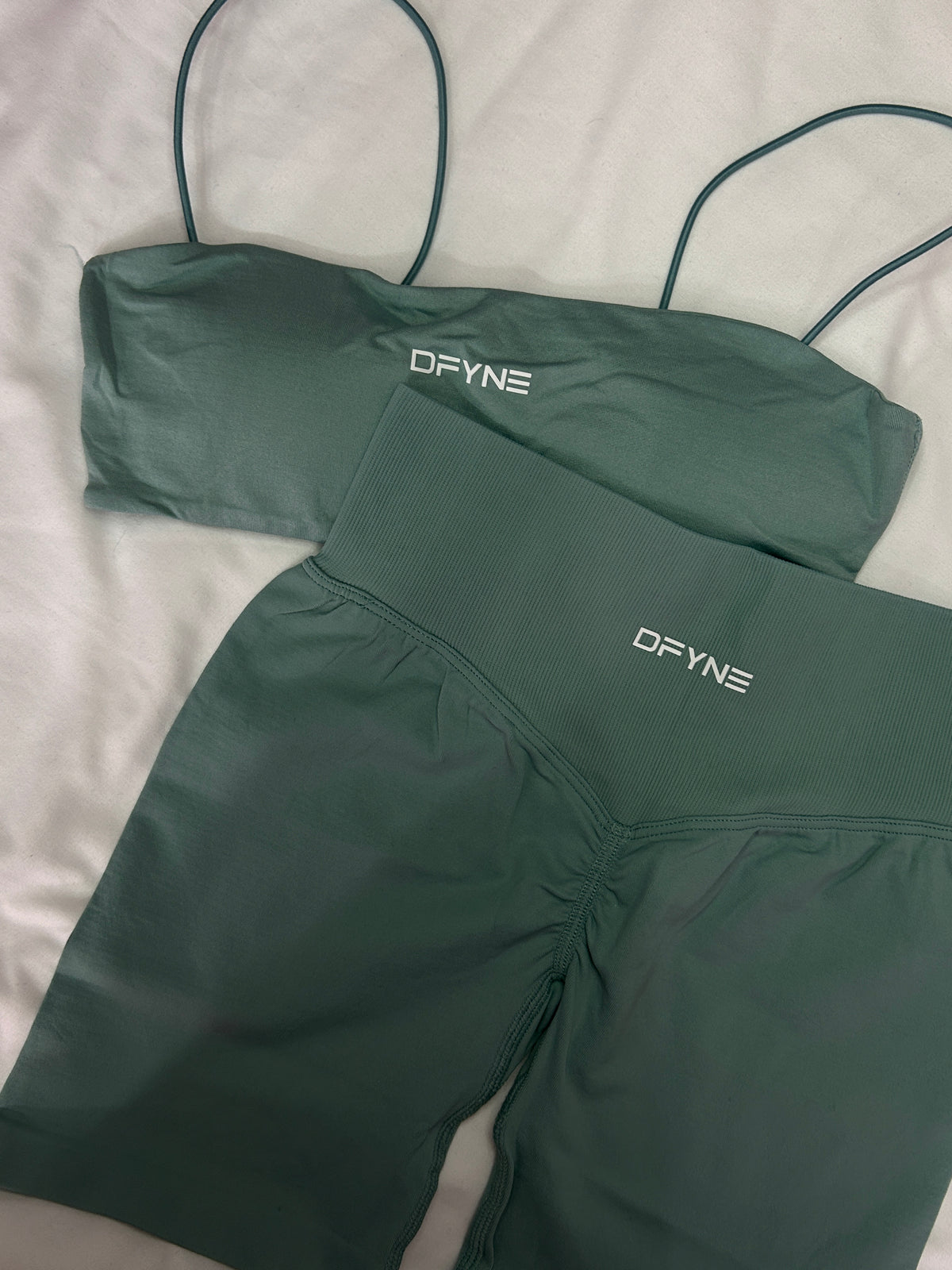Conjunto top corto tirantes y short DFYNE línea defy / Últimas piezas talla XS