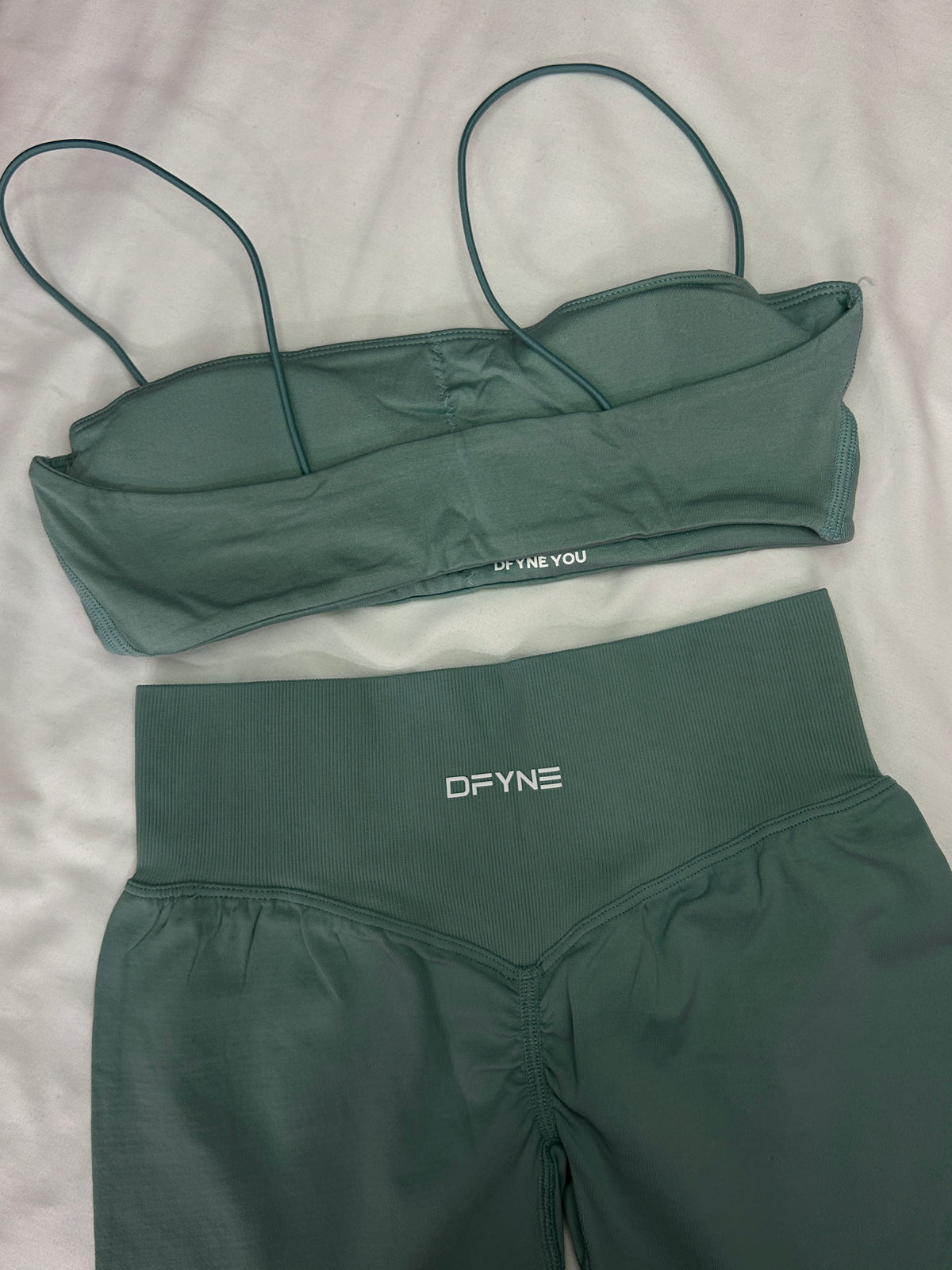 Conjunto top corto tirantes y short DFYNE línea defy / Últimas piezas talla XS