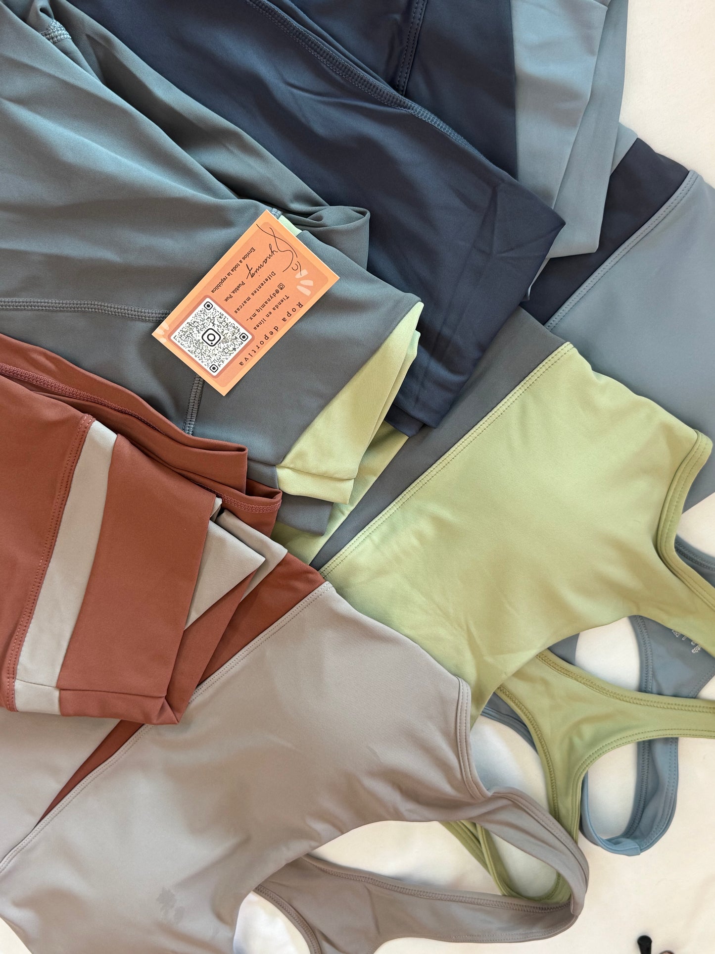 Conjunto Deportivo Dynamiq top corto y legging