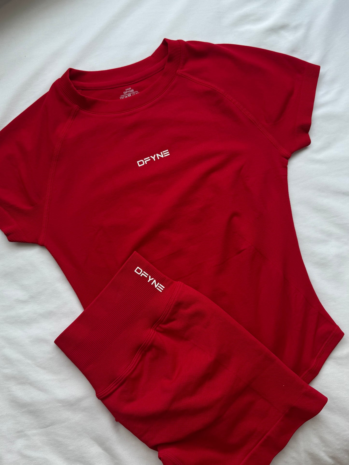 Conjunto camisa de manga corta compresora y short DFYNE