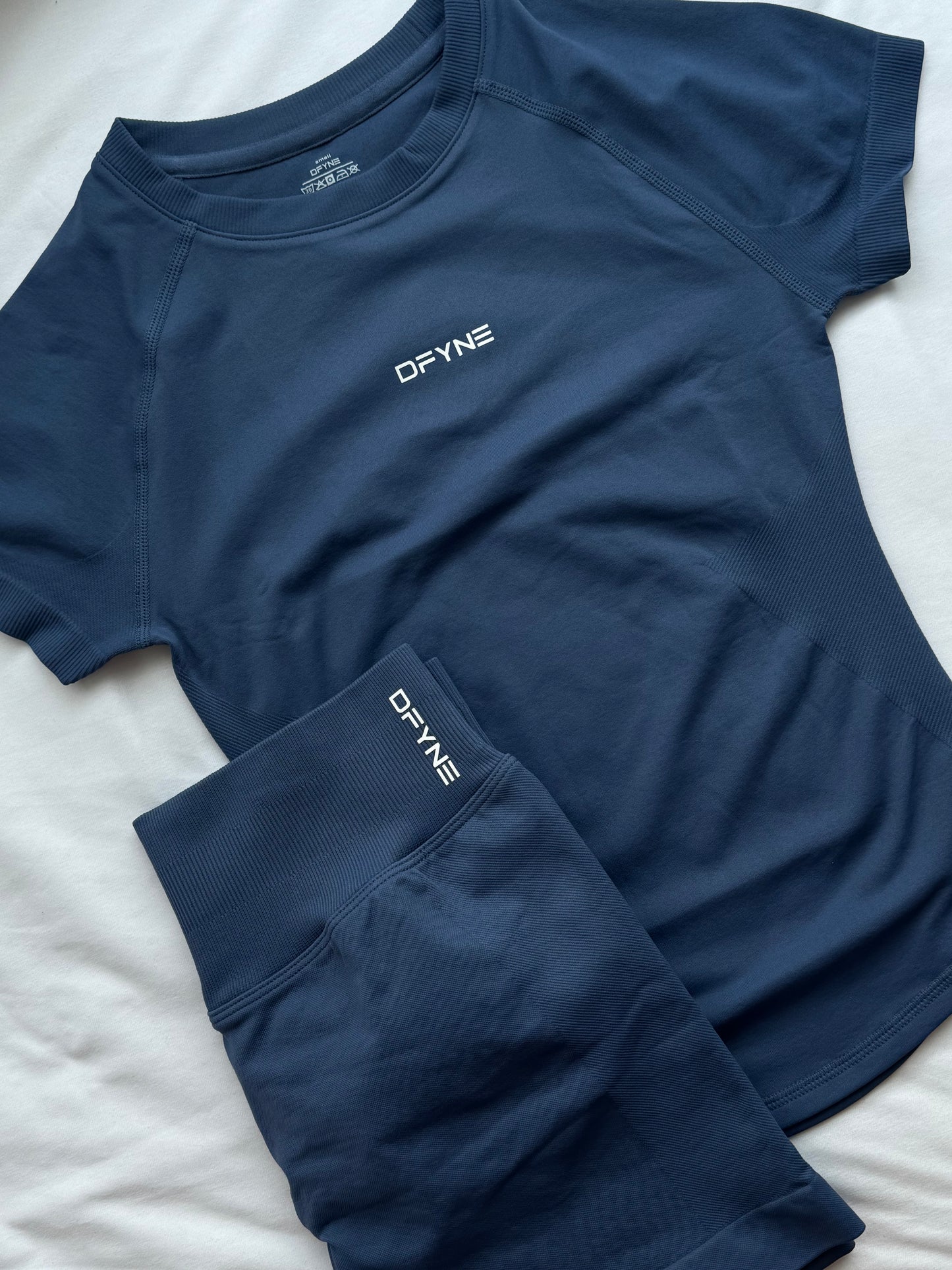 Conjunto camisa de manga corta compresora y short DFYNE