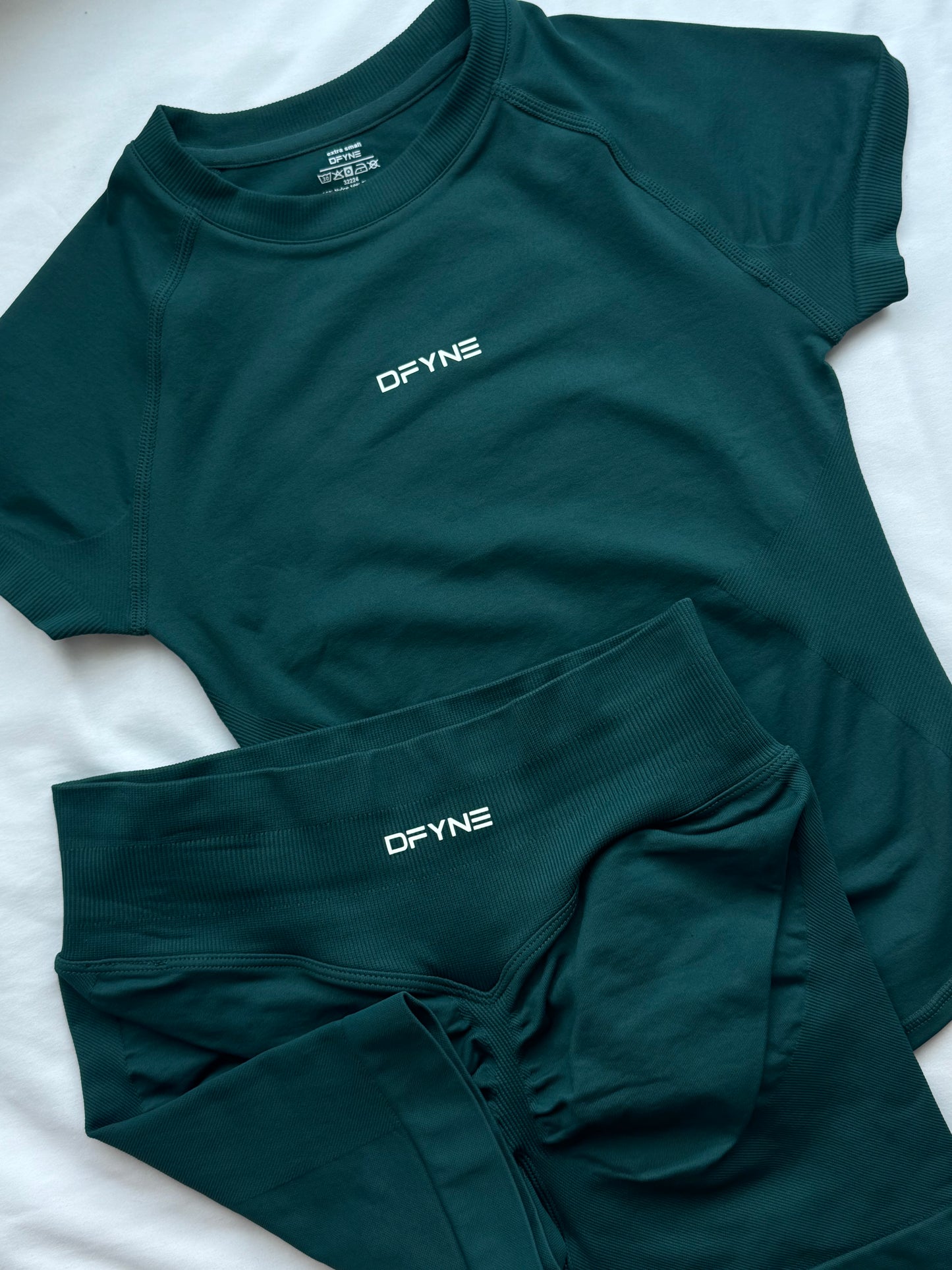 Conjunto camisa de manga corta compresora y short DFYNE