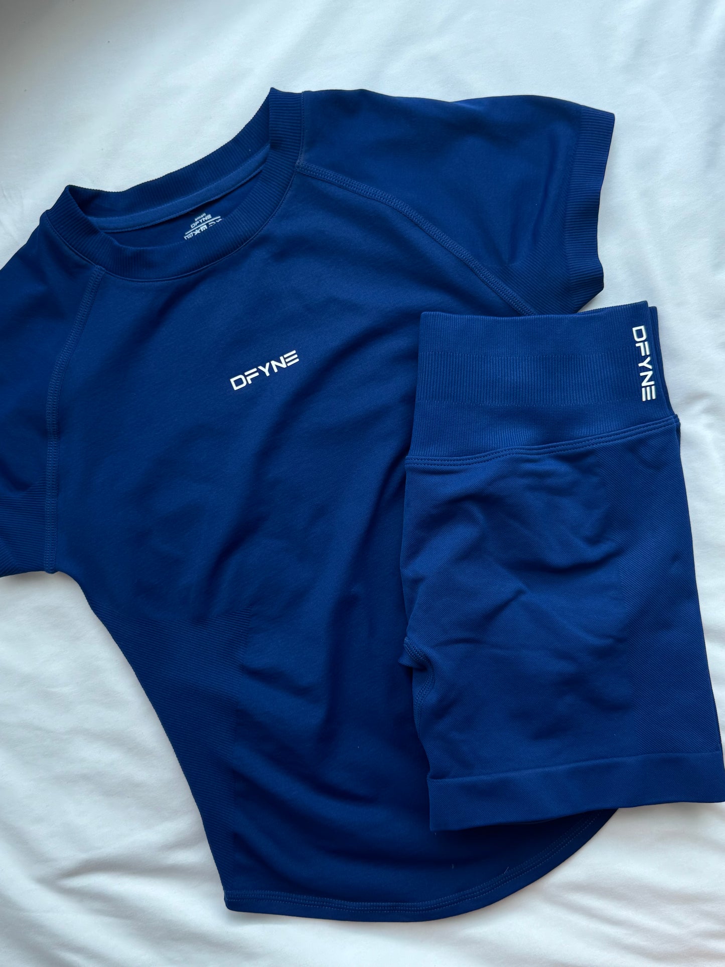 Conjunto camisa de manga corta compresora y short DFYNE