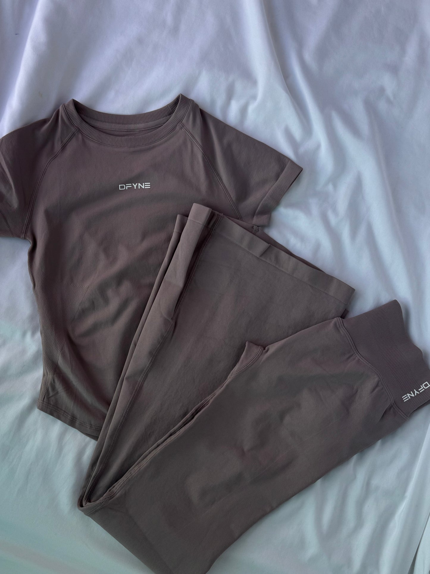Conjunto playera de manga corta compresora y short