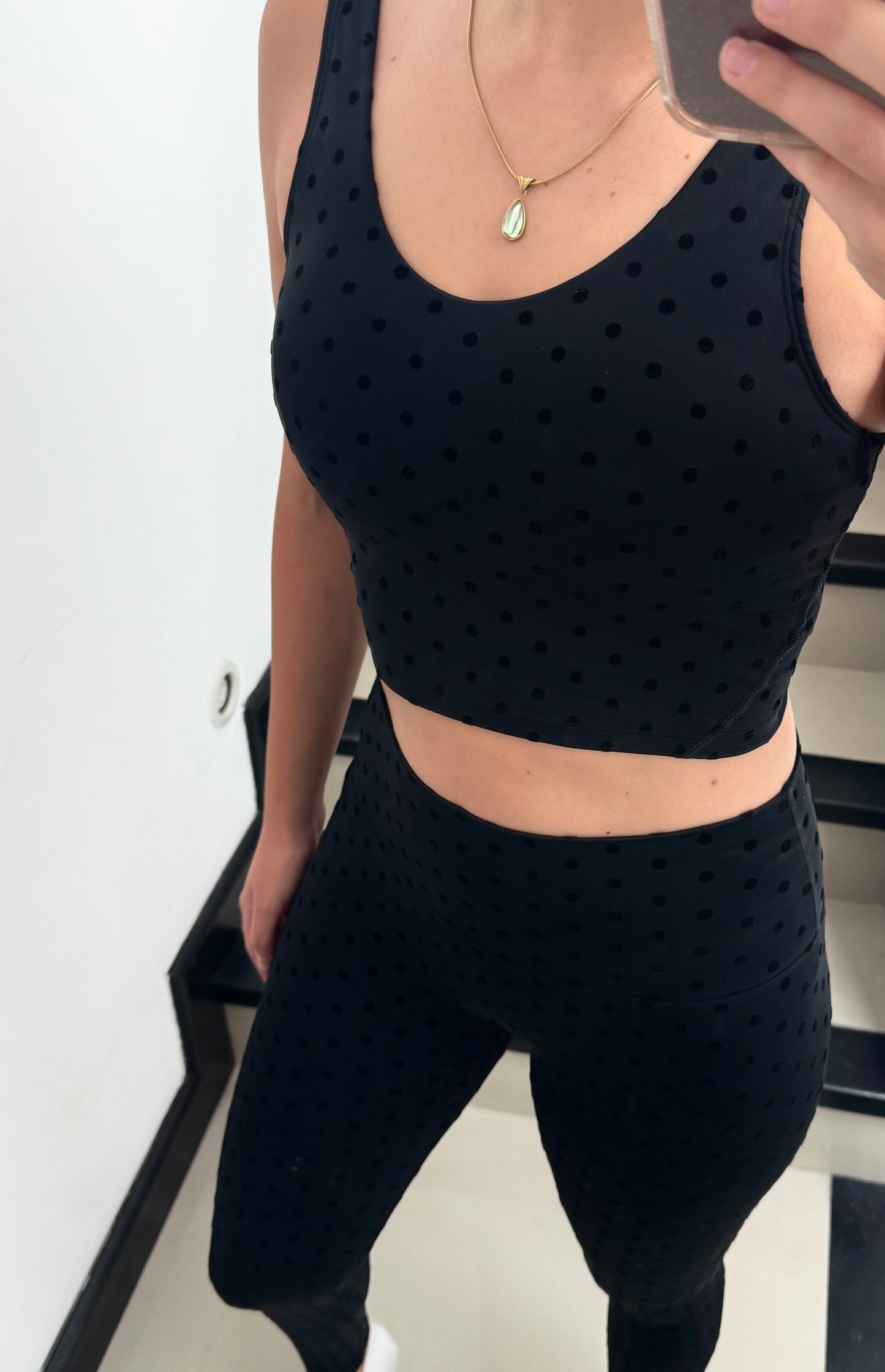 Conjunto 3 piezas define jacket, top y legging lululemon negro puntos polka