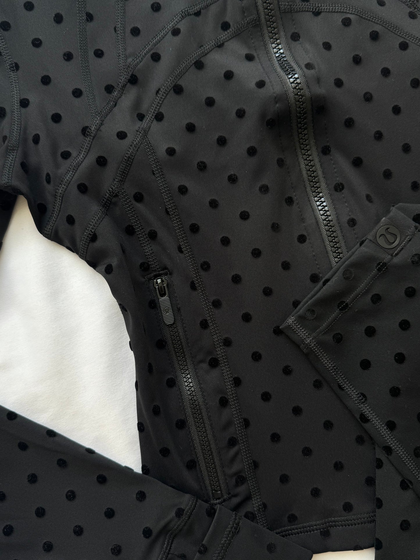 Conjunto 3 piezas define jacket, top y legging lululemon negro puntos polka